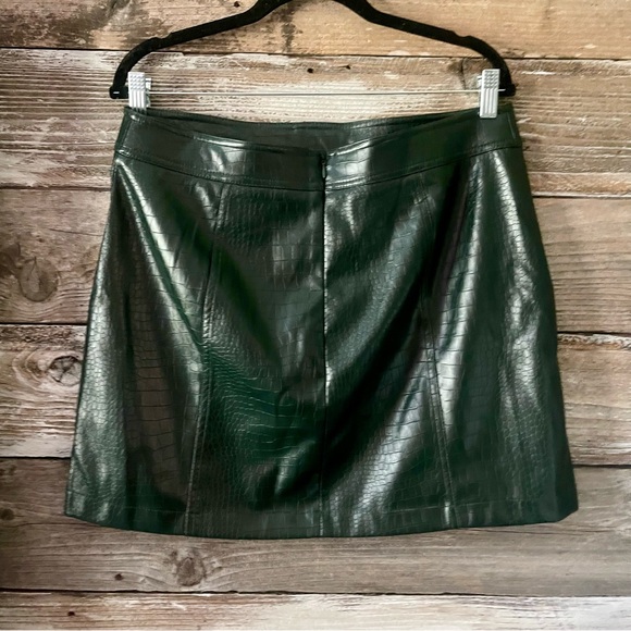 HOUSE OF HARLOW- NEW NWT Faux crocodile mini skirt - Picture 2 of 5